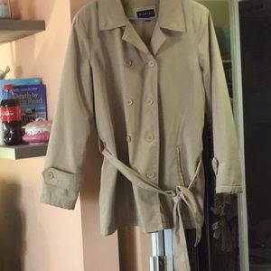 Womens spring rain coat with belt. Lined. Double breasted. Pockets